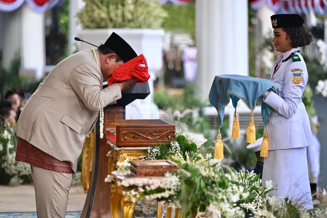 Khidmat! Prabowo Pimpin Penurunan Bendera Pusaka, Tutup Rangkaian Upacara 17 Agustus di Istana